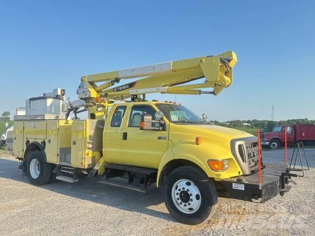 Ford F-750 卡車裝載高空作業車