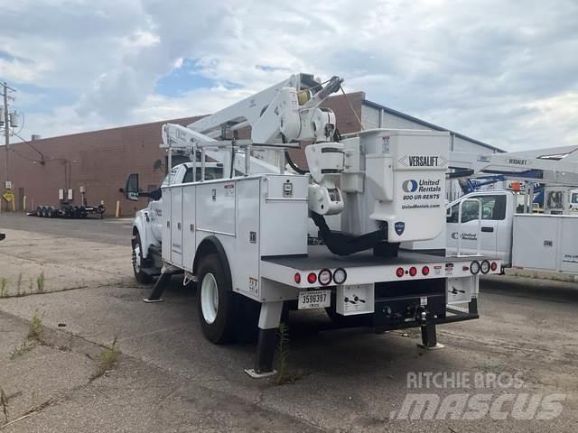 Ford F-750 卡車裝載高空作業車