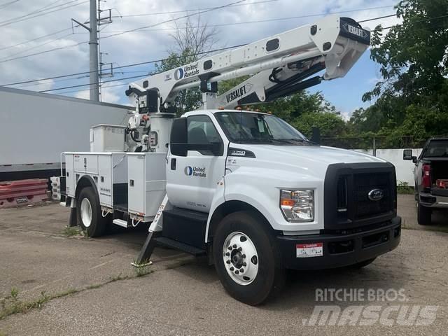Ford F-750 卡車裝載高空作業車
