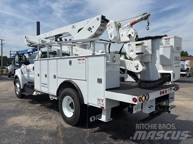 Ford F-750 卡車裝載高空作業車