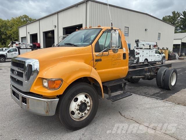 Ford F-750 駕駛室與內部
