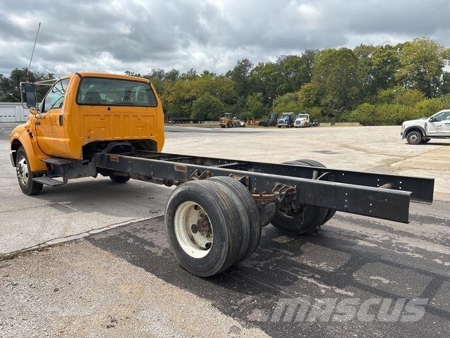 Ford F-750 駕駛室與內部