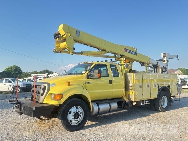 Ford F-750 卡車裝載高空作業車