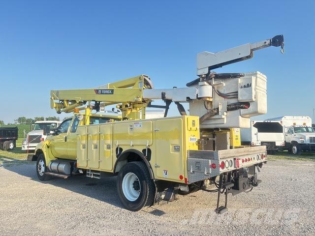 Ford F-750 卡車裝載高空作業車