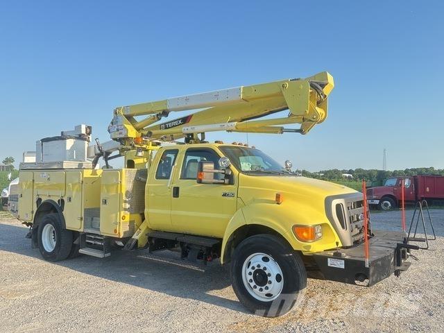 Ford F-750 卡車裝載高空作業車