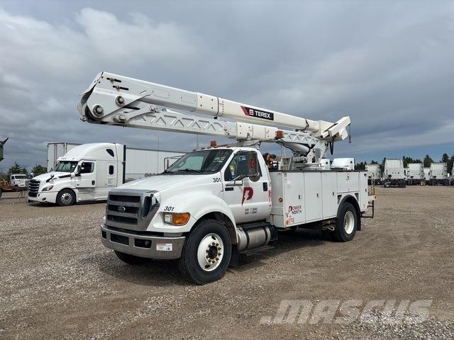 Ford F-750 卡車裝載高空作業車