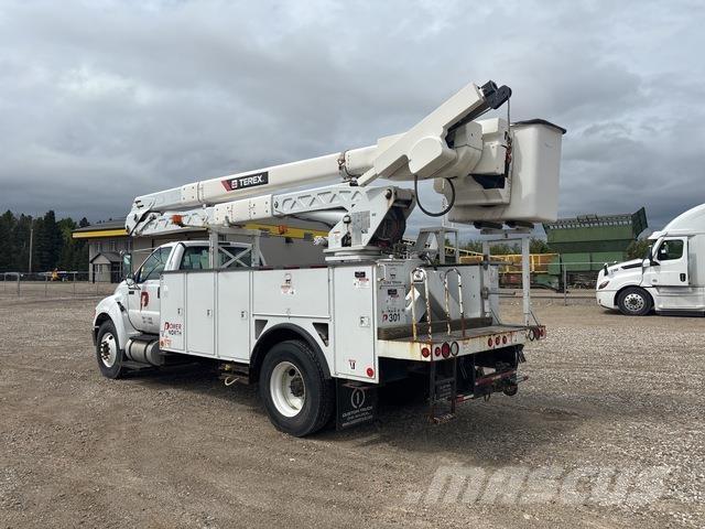 Ford F-750 卡車裝載高空作業車