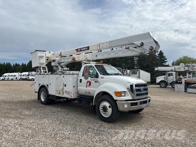 Ford F-750 卡車裝載高空作業車