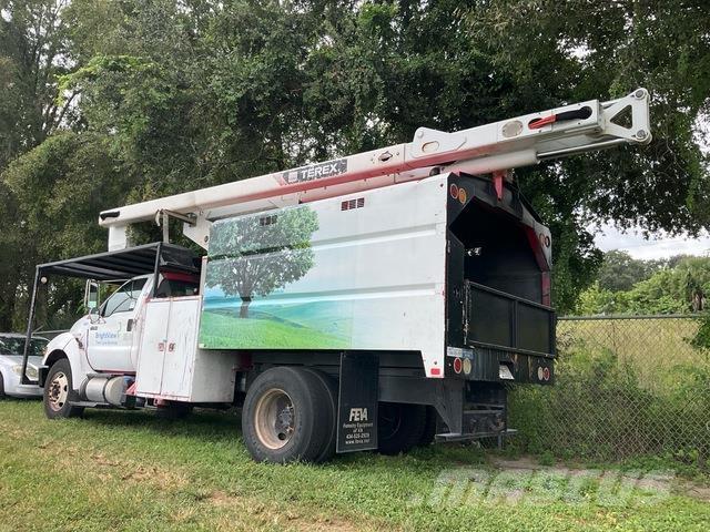 Ford F-750 卡車裝載高空作業車
