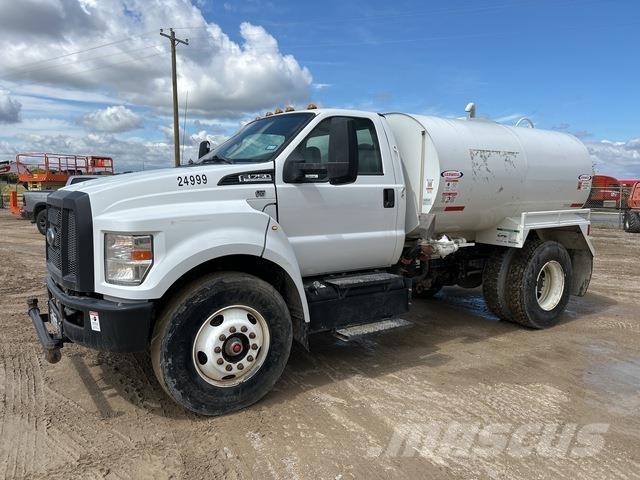 Ford F-750 水車