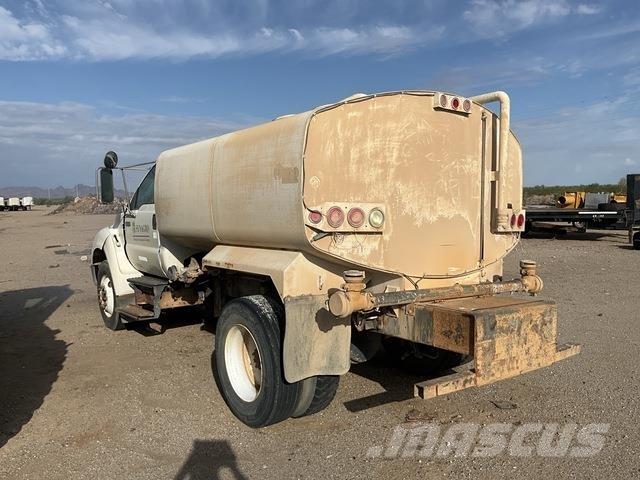 Ford F-750 水車