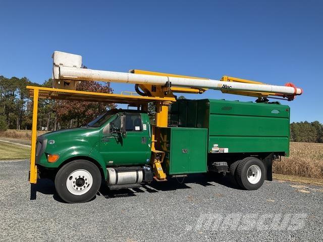 Ford F-750 卡車裝載高空作業車