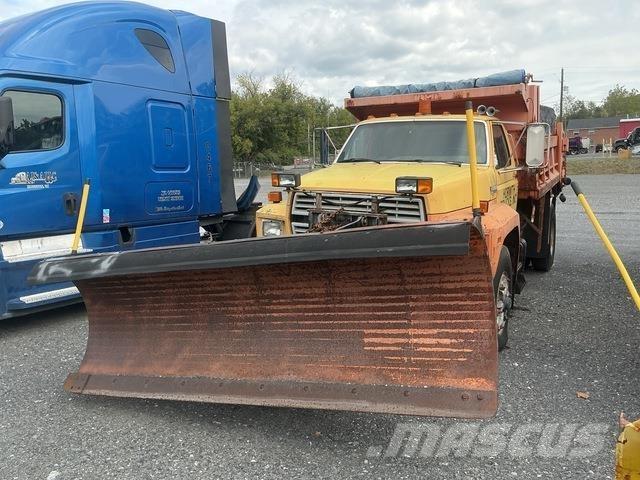 Ford F-800 刮雪板和犁