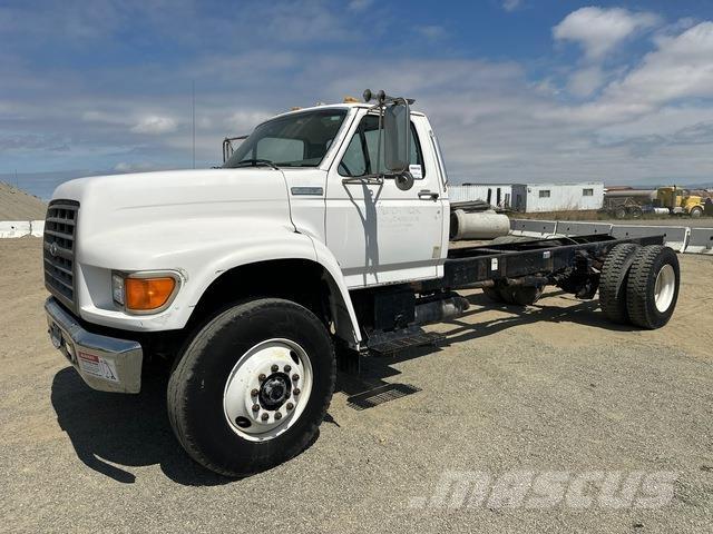 Ford F-800 駕駛室與內部