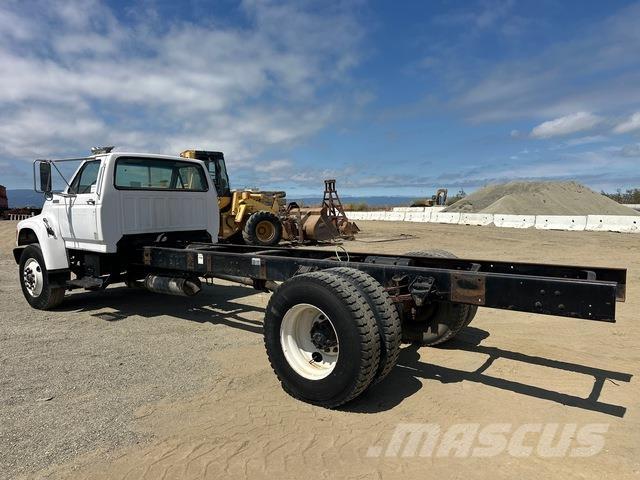 Ford F-800 駕駛室與內部