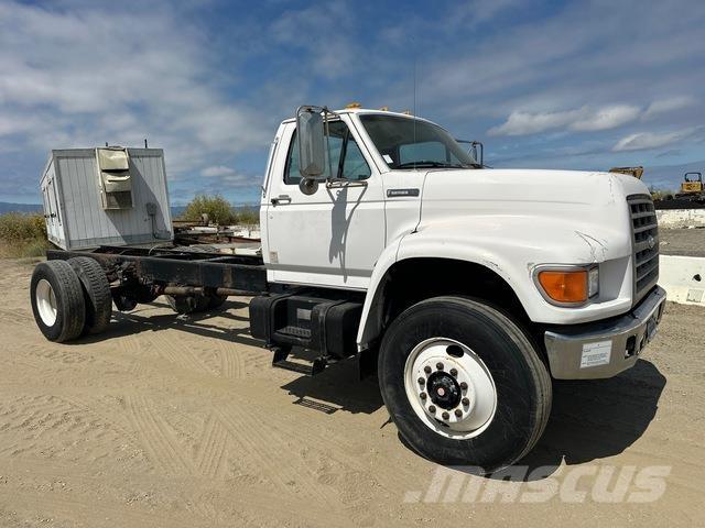 Ford F-800 駕駛室與內部