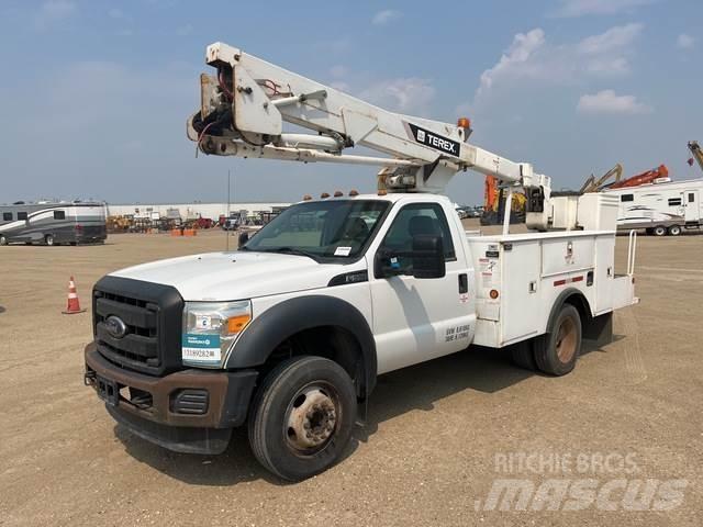 Ford F550 卡車裝載高空作業車