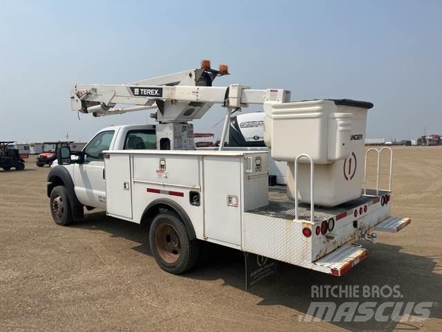 Ford F550 卡車裝載高空作業車