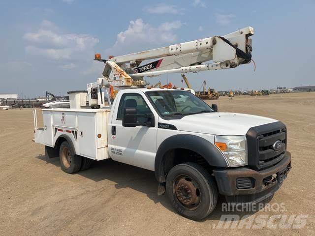 Ford F550 卡車裝載高空作業車