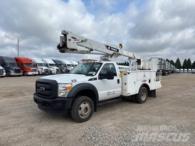Ford F550 卡車裝載高空作業車