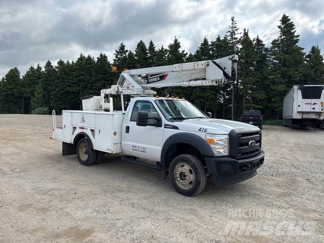 Ford F550 卡車裝載高空作業車