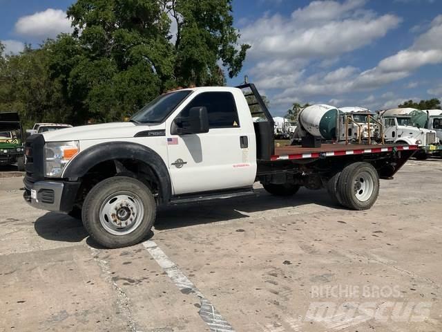 Ford F550 平板式/側卸式卡車
