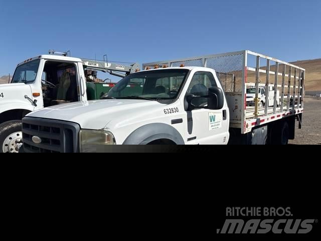 Ford F550 平板式/側卸式卡車