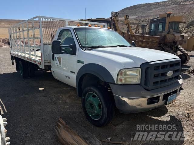 Ford F550 平板式/側卸式卡車