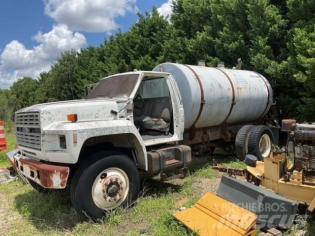 Ford F700 運油車