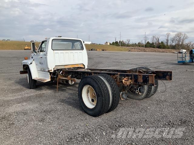 Ford F700 駕駛室與內部