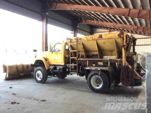Ford F800 刮雪板和犁