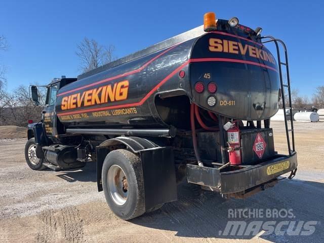 Ford L8000 運油車