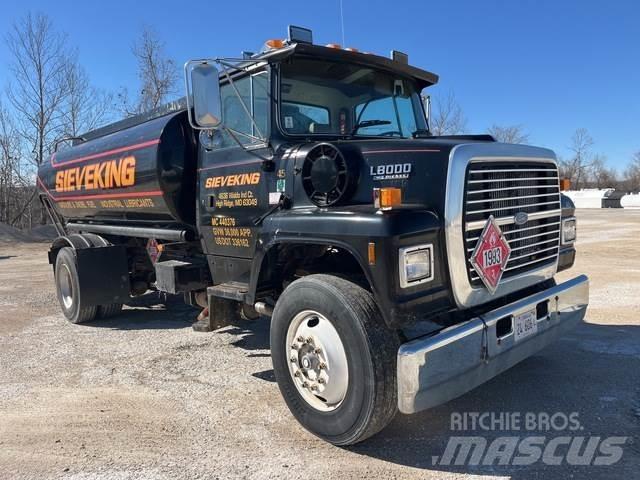 Ford L8000 運油車