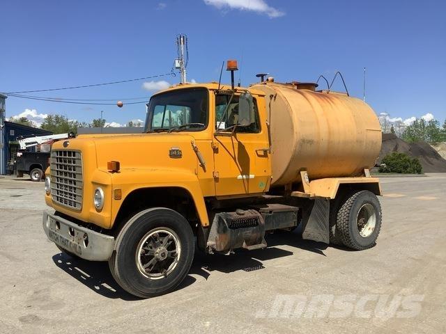 Ford L8000 水車