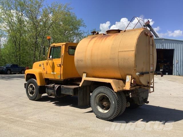 Ford L8000 水車