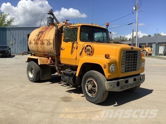 Ford L8000 水車