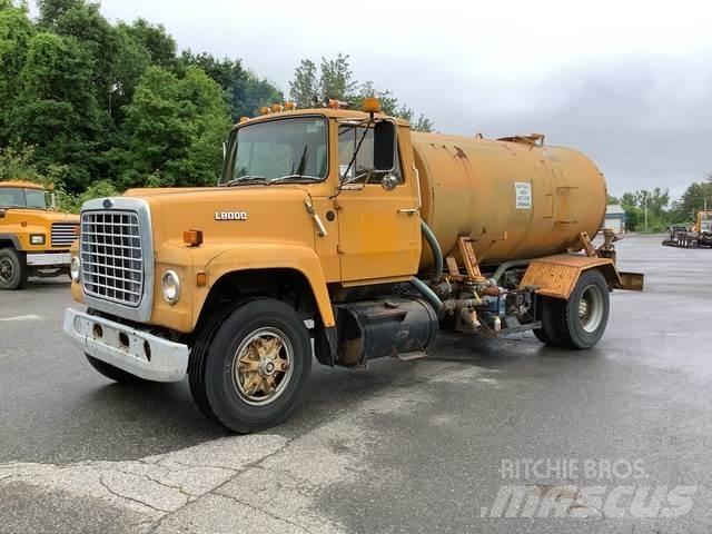 Ford L8000 水車