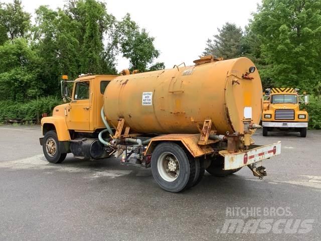 Ford L8000 水車