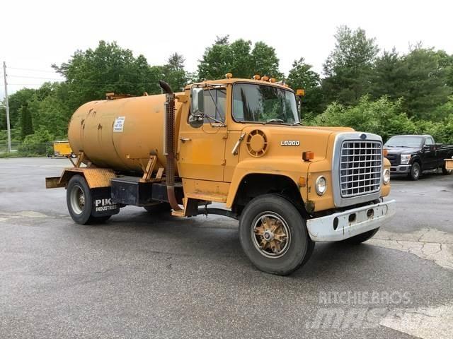 Ford L8000 水車