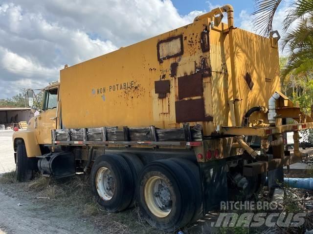 Ford LT8000 水車