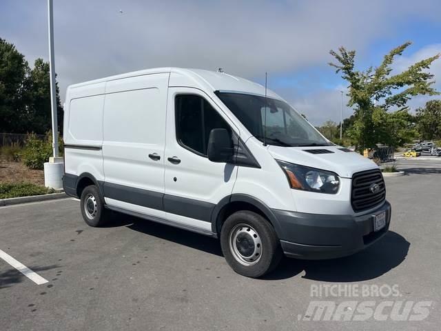 Ford Transit 廂式貨物運輸車