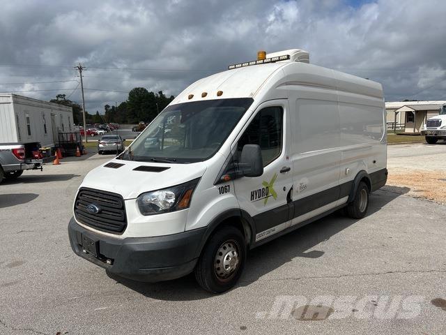 Ford Transit 廂式貨物運輸車