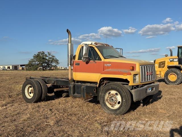 GMC Topkick 駕駛室與內部