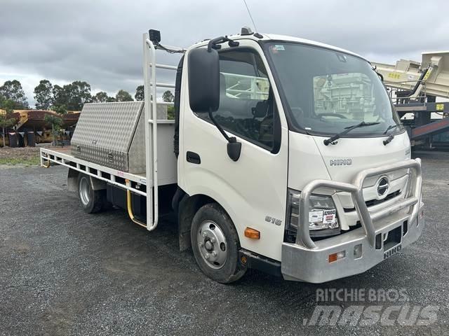 Hino 300 平板式/側卸式卡車