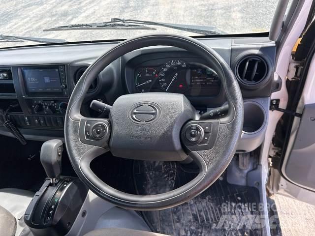 Hino 300 平板式/側卸式卡車
