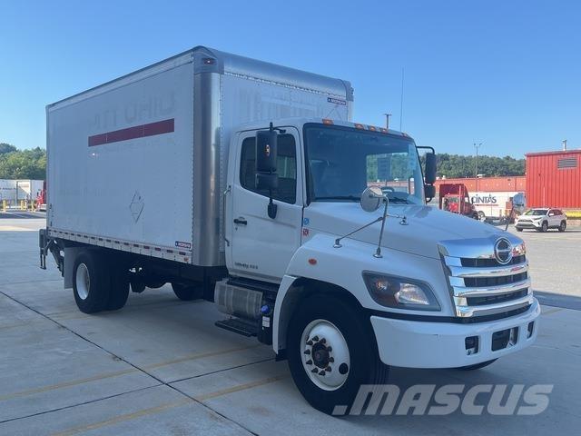 Hino 338 貨箱式卡車