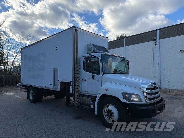 Hino 338 貨箱式卡車