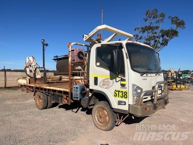 Isuzu NPS 300 平板式/側卸式卡車