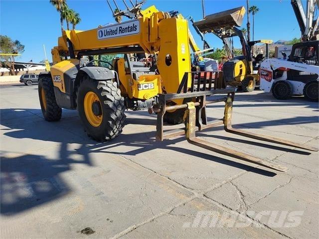 JCB 507-42 伸縮臂操作車