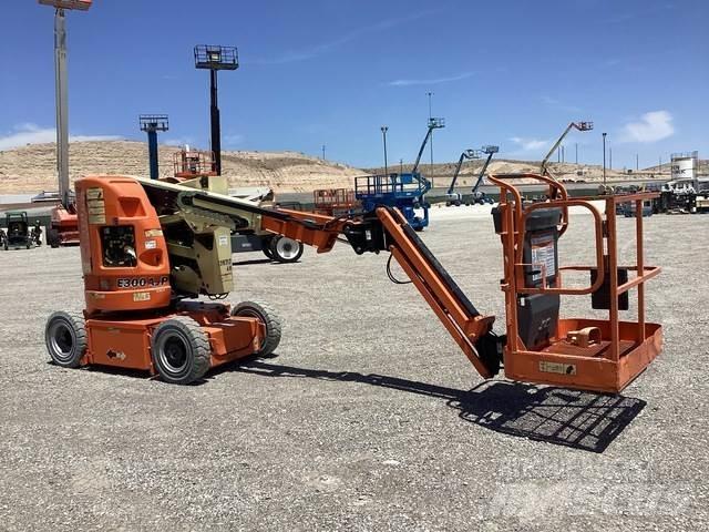 JLG E300AJP 曲臂高空作業車
